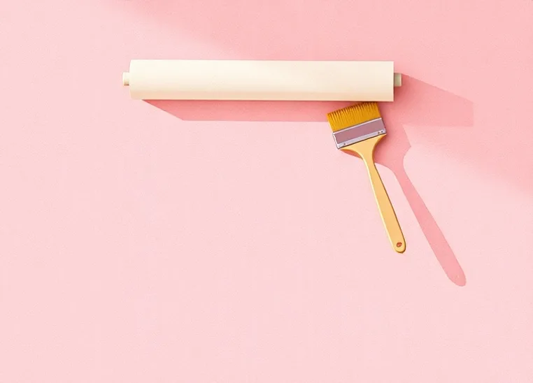Pose de papier peint, rouleau et brosse à maroufler